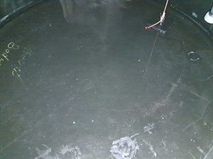 Detailsicht (Innenansicht Tankboden) des stillgelegten Salzsäuretanks