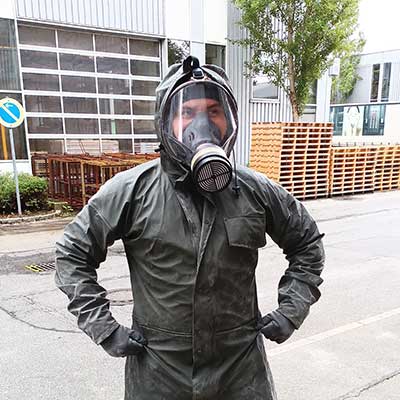 Monteur mit Gefahrstoff PSA